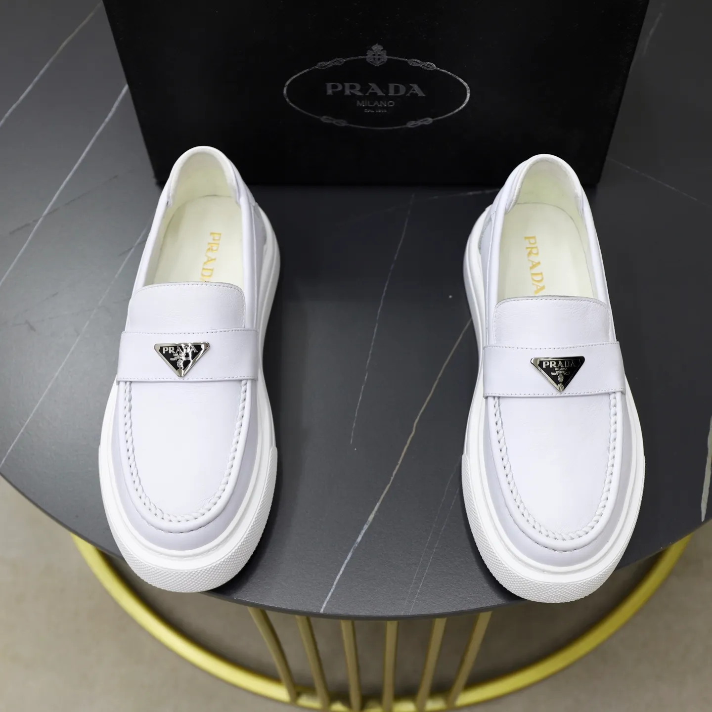 Ex-factory price: 500💰🙅‍♂️🙅‍♂️🙅‍♂️ Brand: PRADA Standard code: Men's code 38-44 (45 can be customized) Grade: Same style as the official website Original order quality Material: Original cowhide surface Comfortable lining Original outsole Style category: Men's fashionable casual leather shoes Distinguished big-name luxury elements Top luxury Color: Color of the actual picture